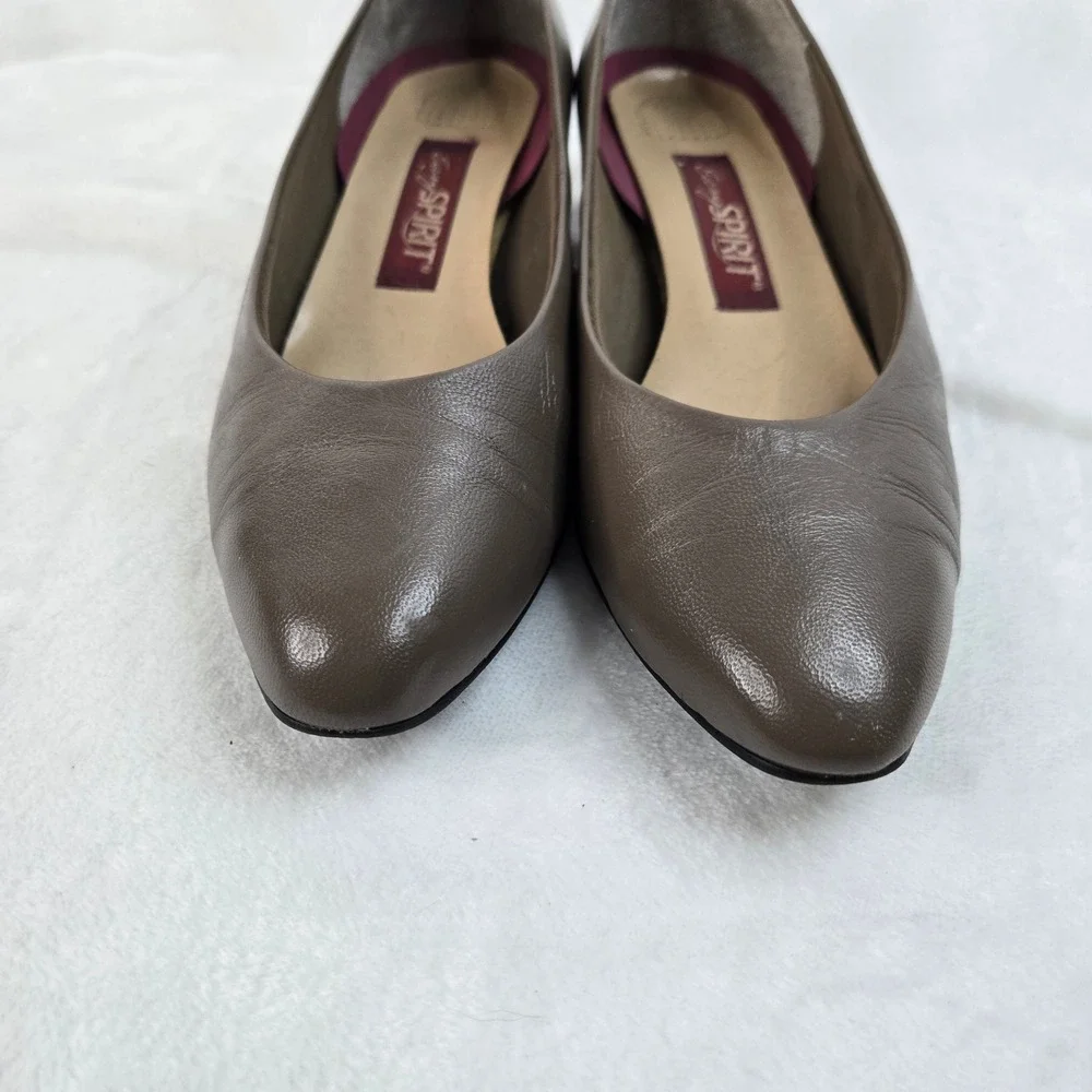Easy Spirit Womens Taupe Leather Low Wedge Heel Pumps Almond Toe Shoes Size 7